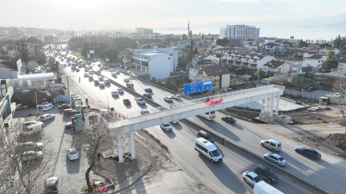 Başiskele Kavşağı’nda ‘78 tonluk’ gece mesaisi